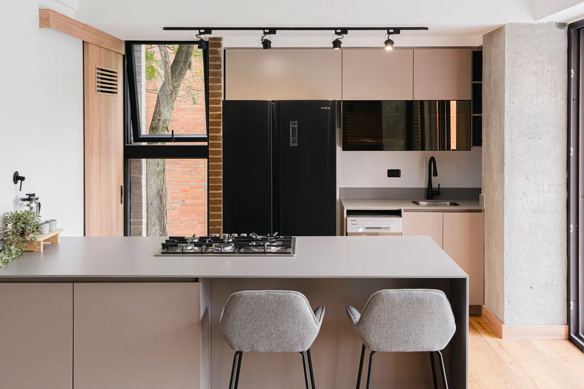 Fully equipped kitchen with an island and a breakfast bar